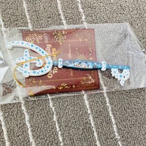 Disney - 2021 Holiday Key - Brand New and Sealed in Package